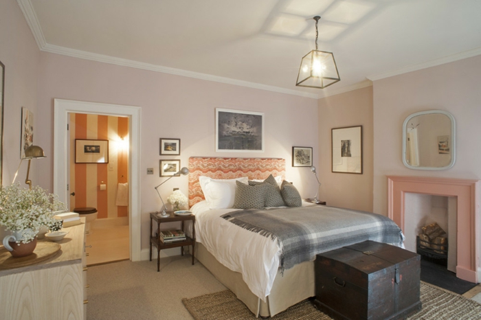 colores habitación cálidos y pasteles, pie de cama vintage, pinturas pequeñas y paredes pintados en rosado 