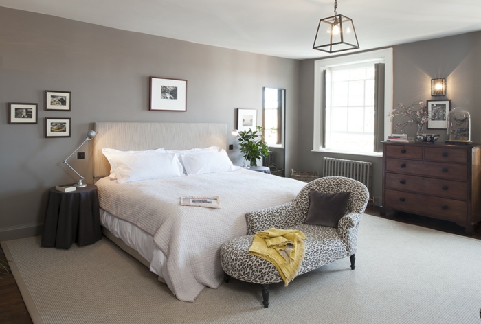 dormitorio moderno, colores habitacion fíos y oscuros, pie de cama moderno con estampado, armario de madera vintage
