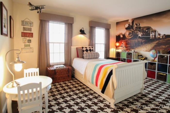dormitorio individual con cuadros grandes, suelo de moqueta, cortinas vintage en color pastel 