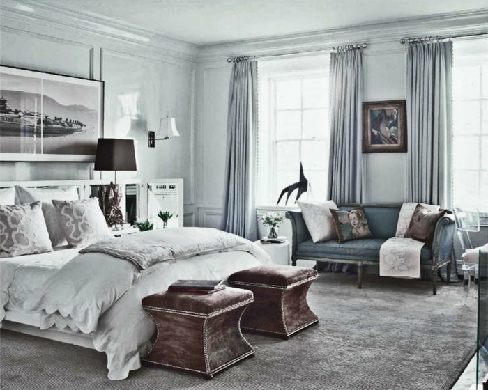 dormitorio en colores fríos y claros, grandes cuadros en las paredes, muebles de estilo vintage y suelo de moqueta
