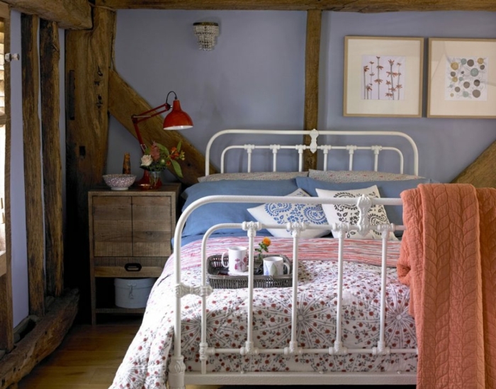 ideas para usar colores habitación en el gama lila, paredes con vigas de madera y pequeñas pinturas decorativas