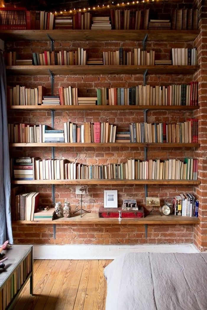 estanteria escalera, dormitorio con pared de ladrillo visto, librería moderna de madera y metal, suelo de tarima, deocracion moderna