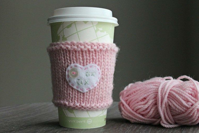 abrigo de tazas original de tejido a ganchillo, hilo color rosa y pequeño ornamento en forma de corazón, sorpresas romanticas DIY 