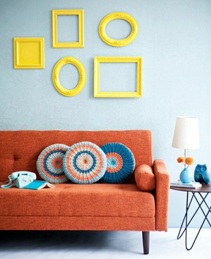 ideas para fotos, interesante interior en colores llamativos, sofá vintage en anaranjado y marcos de fotos en amarillo sin fotos 