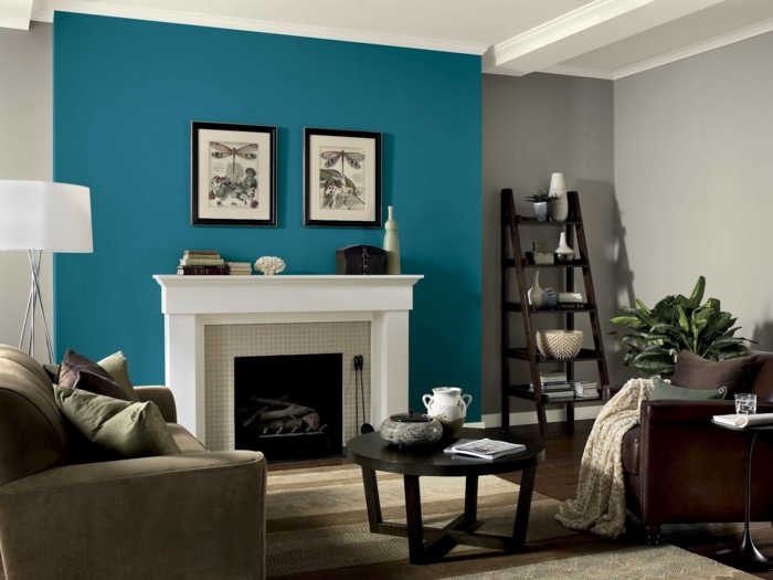 pintura para paredes, decoración salón, pared azul de acento, chimenea, escalera decorativa, cuadros con herbario, muebles marrón