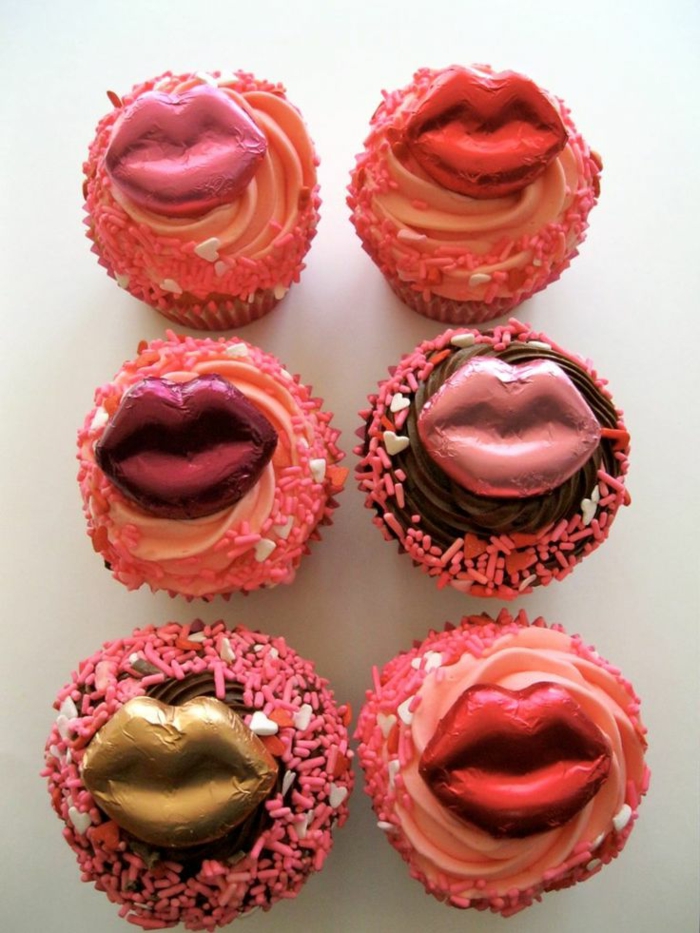 sorpresas romanticas para tu novio, pasteles hechas a mano con palillos de azucar en color rosado y decoración de un beso, sorpresas romanticas 
