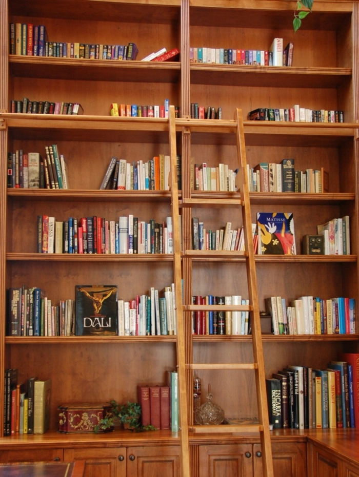 librería de madera con parte inferior cerrada, estanteria escalera, escalera de mano, idea de decoración, libros y casettes musicales, 