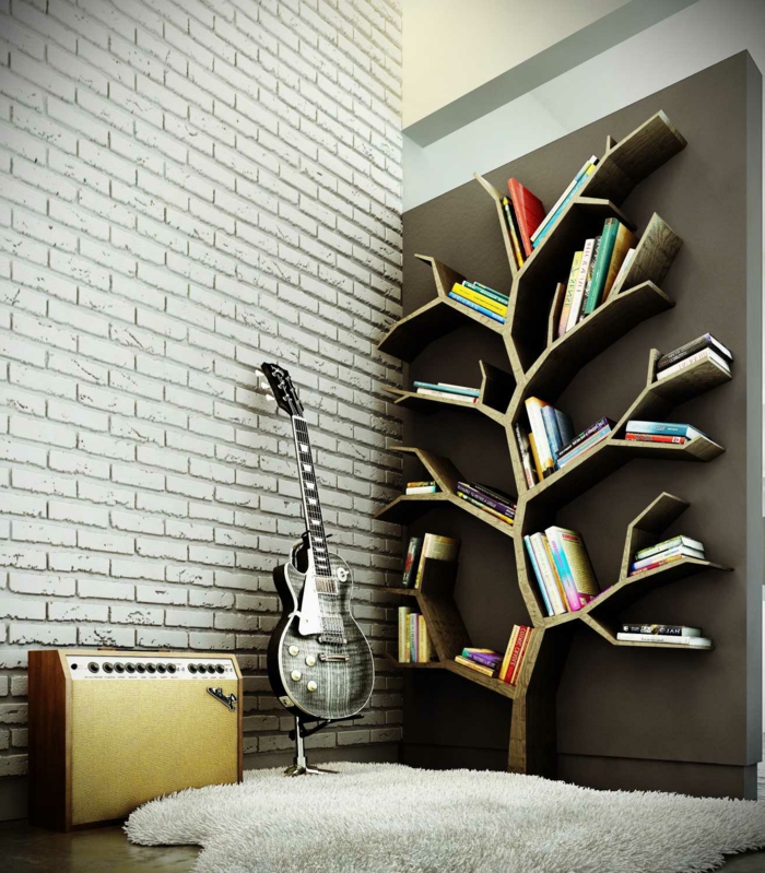 librería de estantes en forma de árnol, pared con ladrillo visto, guitarra eléctrica, tapete peludo blanco gris, estanterias para libros, 