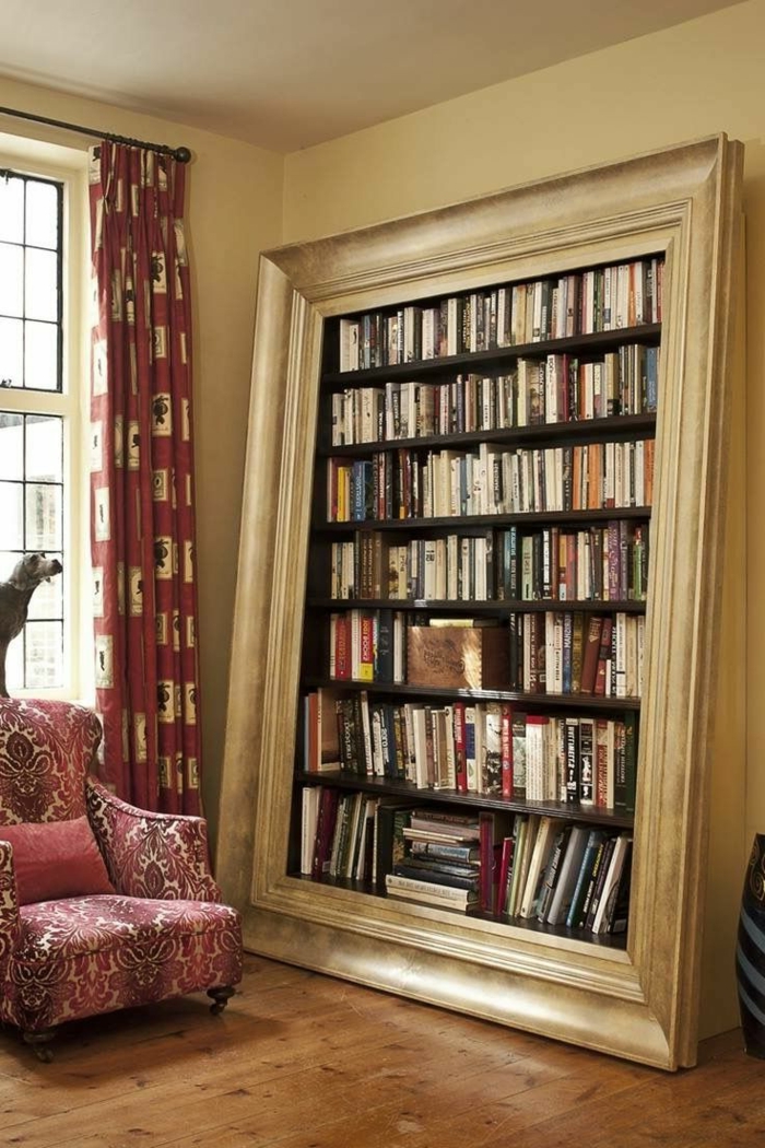 estanterias originales, decoración vintage, rincón de lectura, librería empotrada con marco de madera, sillón y cortinas en beige y rojo