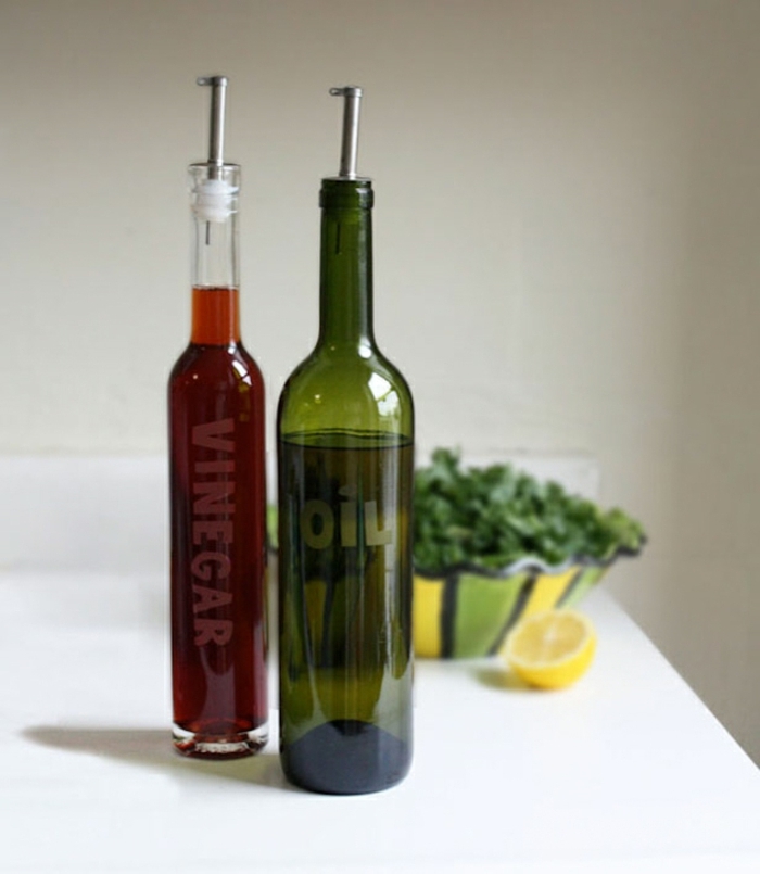 manera útil de reutilizar las botellas de vidrio, recipientes para aceite y vinagre, ideas prácticas con botella dibujo