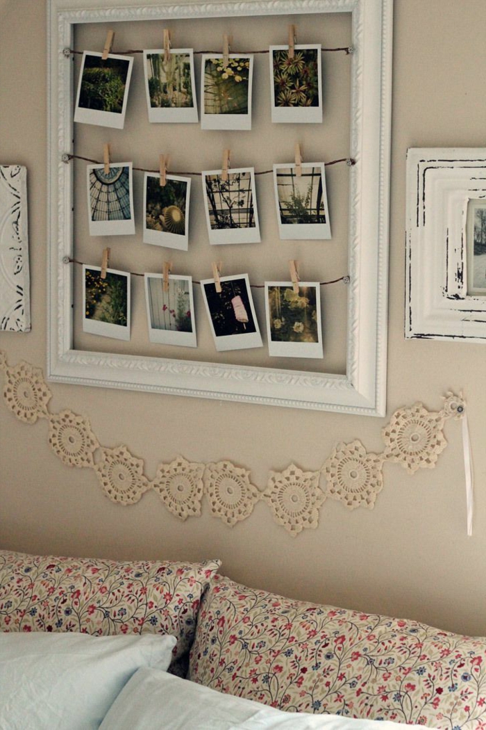 fotos familiares, preciosa manera de decorar el dormitorio, marco de madera pintado en blanco con ornamentos, fotos de diferentes tipos de plantas
