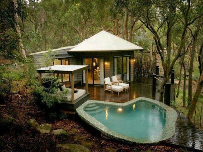 mini casa, pequeña casa con patio acogedor con piscina, construcción solida de madera, casa colocada en el bosque