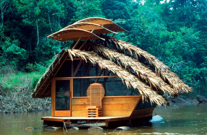 mini casas de ensueño, cabaña de madera flotante con decoración de plantas en el techo, pequeña plataforma de madera que sirve de terraza 