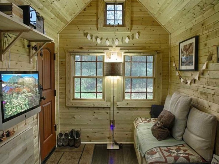 mini casas de ensueño, interior acogedor de una vivienda de madera de tamaño pequeño, paredes con revestimiento de madera