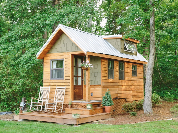 mini casa, casa de madera con cubierta de madera, dos sillas balancines de madera, buhardilla pequeña habitable