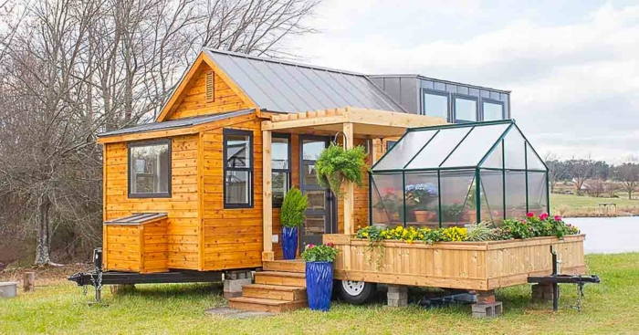 mini casa, casa de pequeño tamaño con cubierta de madera con invernadero de flores, construcción sólida de madera