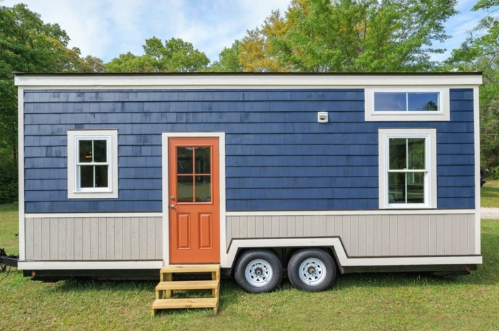 mini casa, interesante diseño de una vivienda mini decorada en azul, gris y marrón, casa en ruedas de tamaño pequeño 