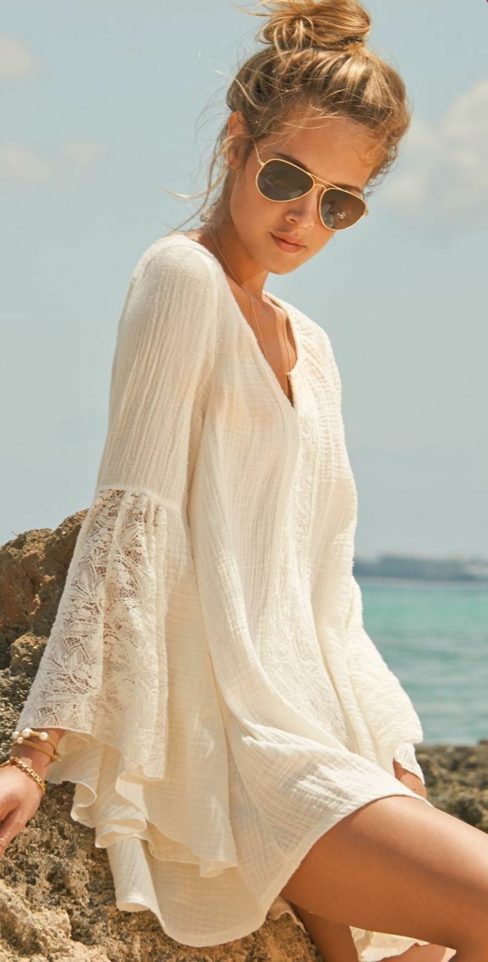 vestidos ibicencos baratos, mujer con gafas de sol en la playa, vestido ibicenco blanco corto, mangas anchas con encaje, escote v