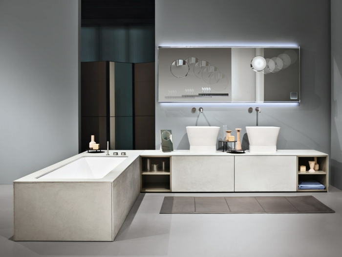 idea de decoración en blanco y gris, baños pequeños, lavabo doble, mueble bajo con estantes, armario con espejo, bañera rectangular, tapete marrón