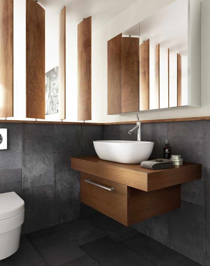 mueble de lavabo de madera con cajón, baldosas negras, baños pequeños, armario con puertas de espejo, estilo moderno