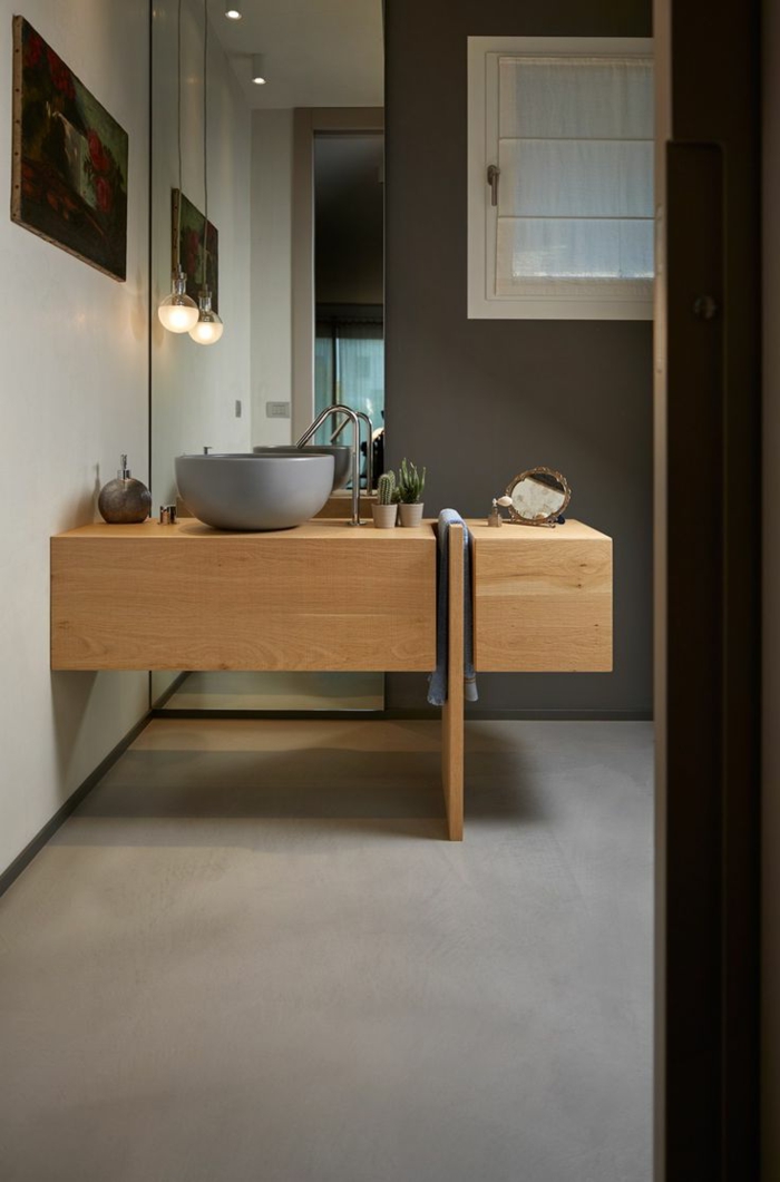 decoración moderna, baños pequeños, lavabo redondo gris, mueble lavabo de madera, espejo de suelo a techo, lámpara colgante