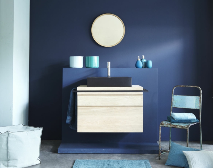 estilo minimalista para baños, baños pequeños, decoración azul, silla de metal vintage, espejo pequeño redondo, mueble lavabo de madera