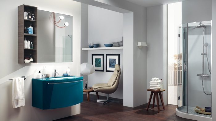 baño abierto, cabina de ducha, muebles auxiliares de baño, mueble de lavabo azul, espejo cuadrado, silla con toallas