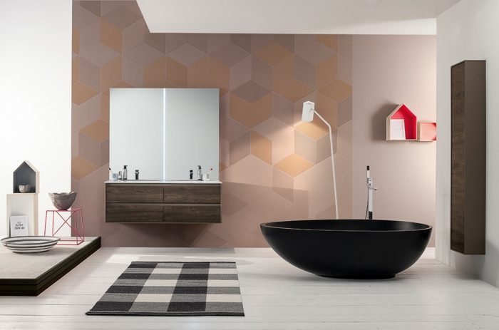 decoración con bañera negra pequeña, armario baño, mueble lavabo de madera, tapete en cuadros, pared con forma geométricas