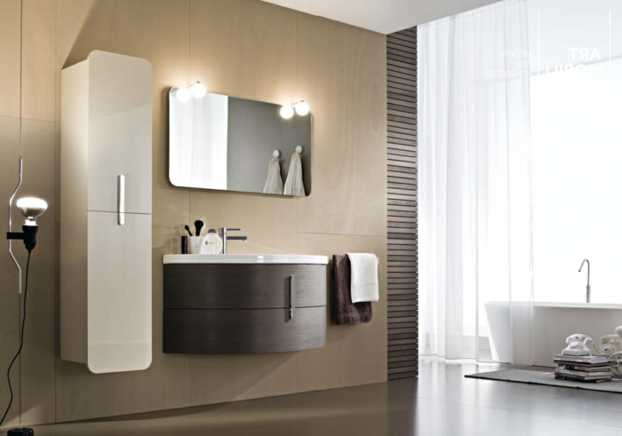 baño moderno, cortina de ducha, bañera ovalada, armario alto y estrecho, espejo, mueble de lavabo redondeado