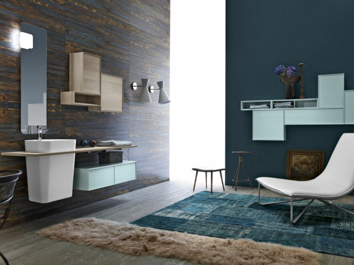 armario baño, decoración moderna en marrón y azul, tumbona blanca, lavabo pequeño, sillas, alfombra, espejo ancho alto