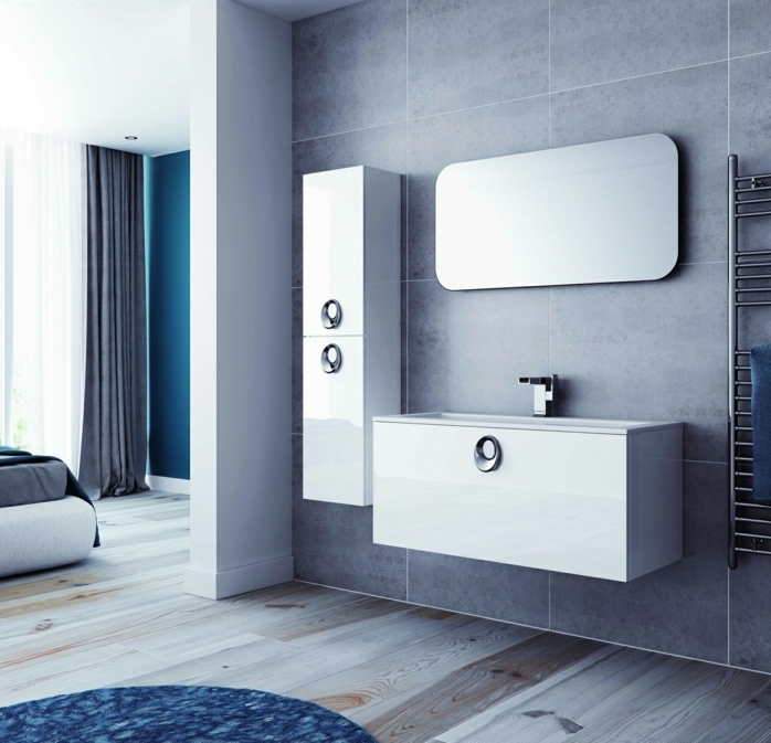 decoración moderna en blanco y gris, armario baño, baño abierto al domitorio, suelo de tarima, paredes con baldosas, espejo y tapete