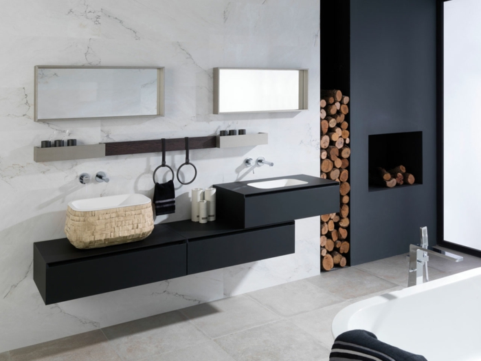 decoración moderna con un toque rústico, muebles de baño modernos, baño con chimenea y leña, lavabo con mueble negro, dos espejos, bañera