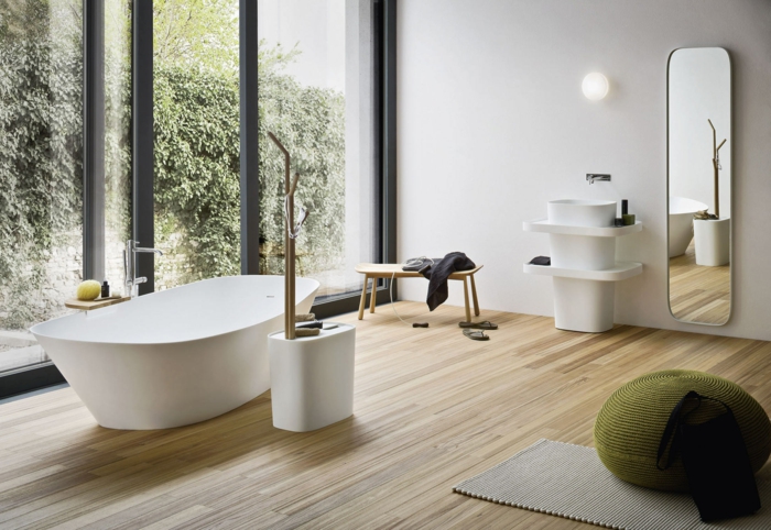 casa moderna, baño con ventanales, suelo de tarima, espejo alto, muebles de baño modernos, mueble lavabo minimalista