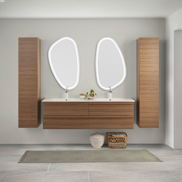 decoración minimalista, muebles de baño modernos, armarios de madera, lavabo doble, espejos de forma itrregular, suelo con baldosas, tapete
