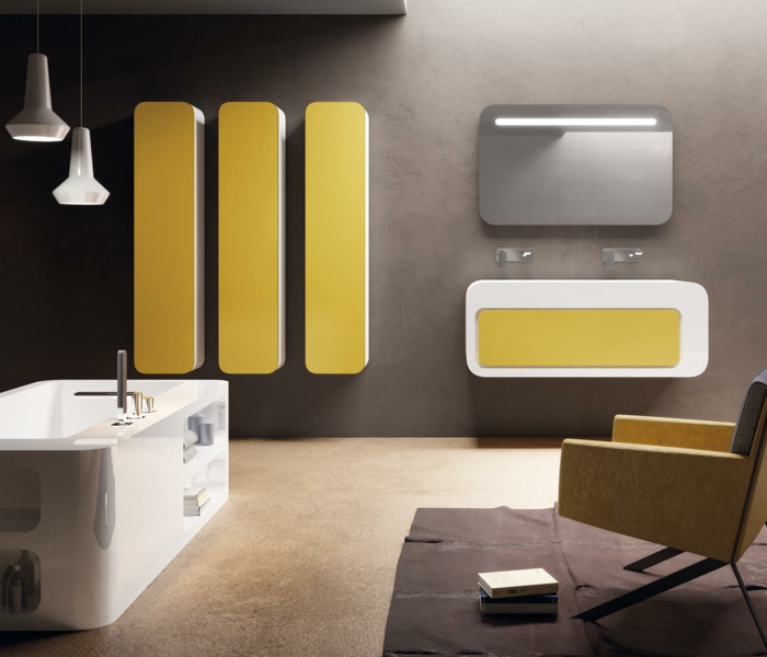 decoración baño en amarillo, muebles de baño, plástico, bañera rectangular, lámparas colgantes, sllón y tapete