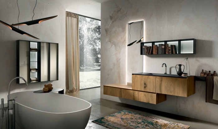 baño elegante con bañera y alfombra, espeo alto, mueble lavabo de madera rústica, encimera negra, lámpara colgante original