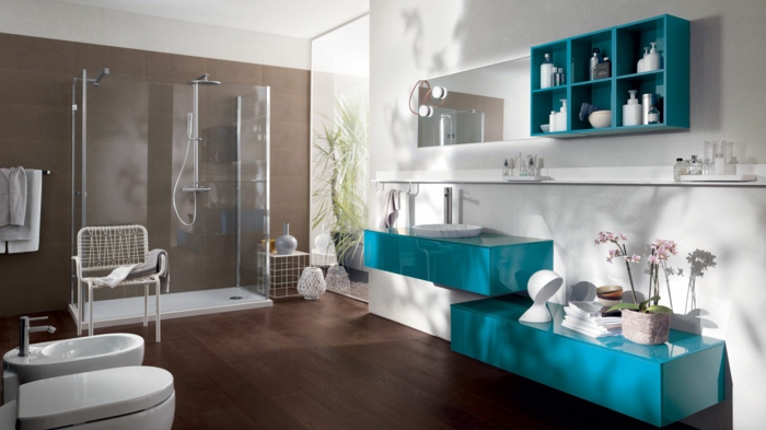 baño grande en blanco y azul, muebles de baño, ducha con plato, espejo rectangular, armarios y estantes de plástico, ventana grande, suelo laminado