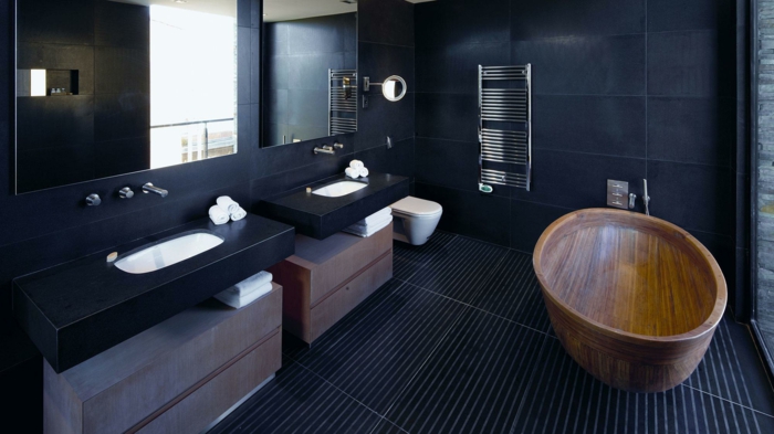 muebles de baño, decoración en negro y marrón, bañera de madera, dos lavabos, espejos grandes, ventanal, suelo con baldosas
