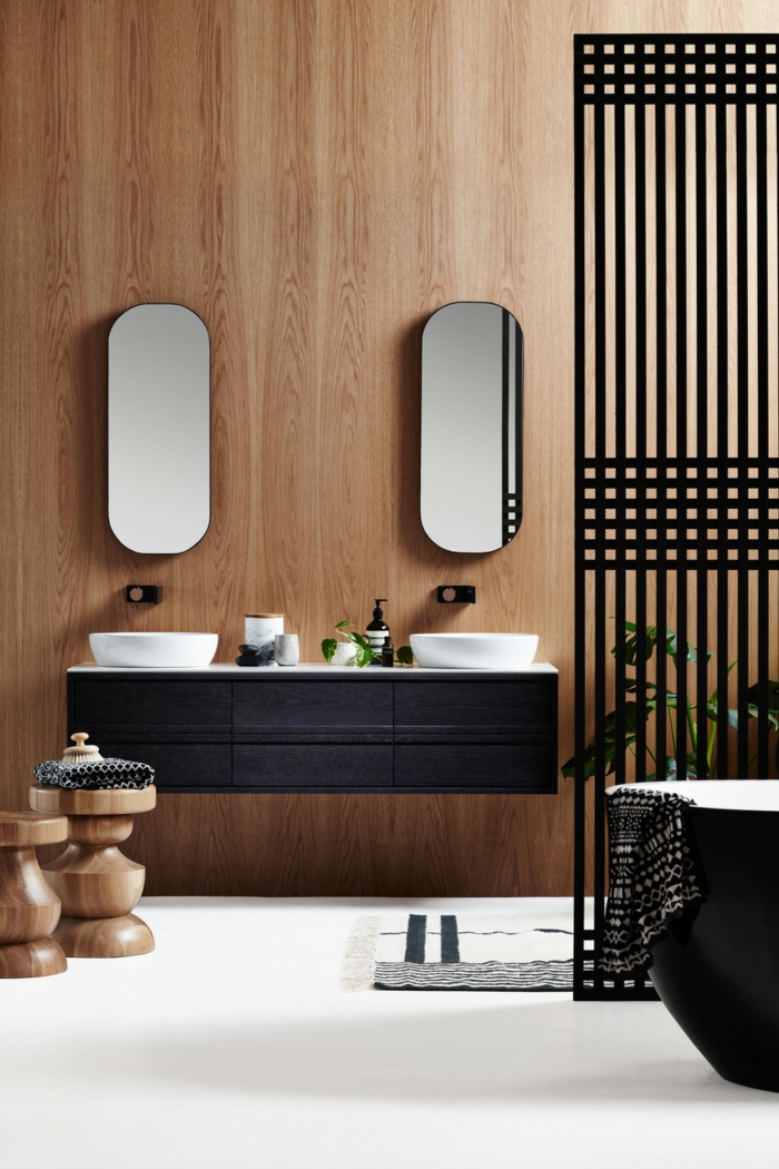 baño pequeño, muebles de baño modernos, mámpara reja negra, lavabo doble y espejos ovalados, mueble de lavabo de madera, taburetes