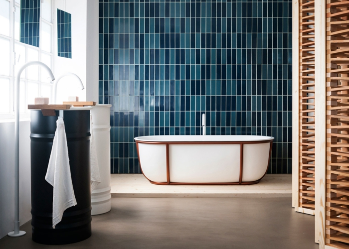 estilo moderno, baño con baldosas azules, bañera oval con decoración de madera, dos lavabos de contenedores de metal, luz natural, mámpara de madera