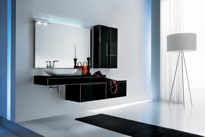 muebles de baño modernos, decoración en blanco y negro con luz artificial, muebles negros de plástico, espejo grande, suelo laminado con tapete