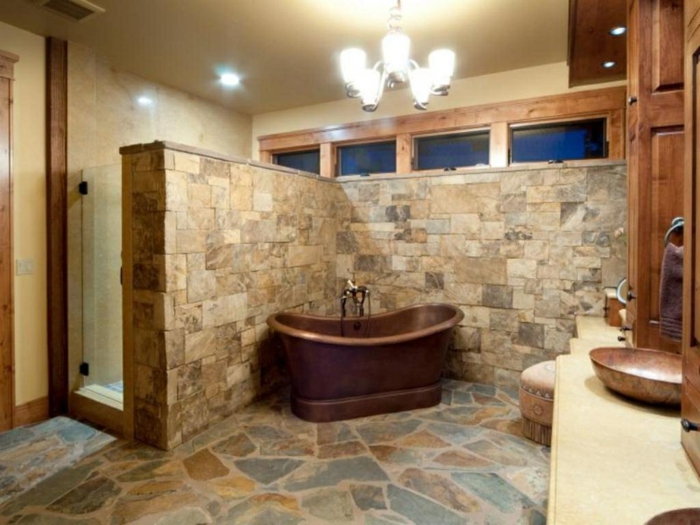 cuartos de baño rusticos , baño grande y acogedor con candelabro y bañera vintage, lavabos de cobre rusticos