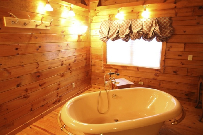 cortinas de baño coquetas, cuartos de baño rusticos revestidos de madera con bañera moderna de tamaño pequeño y lámparas vintage 