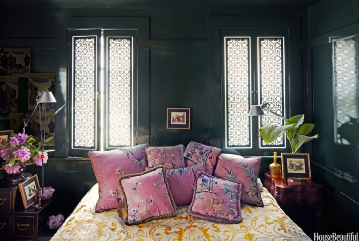 ideas con colores habitación oscuros, cojines decorativos en rosado con motivos florales, paredes en verde oscuro 