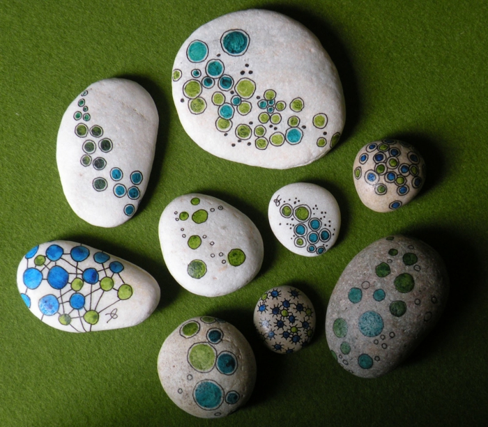 ideas para dibujar, piedras blancas planas, decoración con pintura acrilica en azul y verde, manualidades para niños