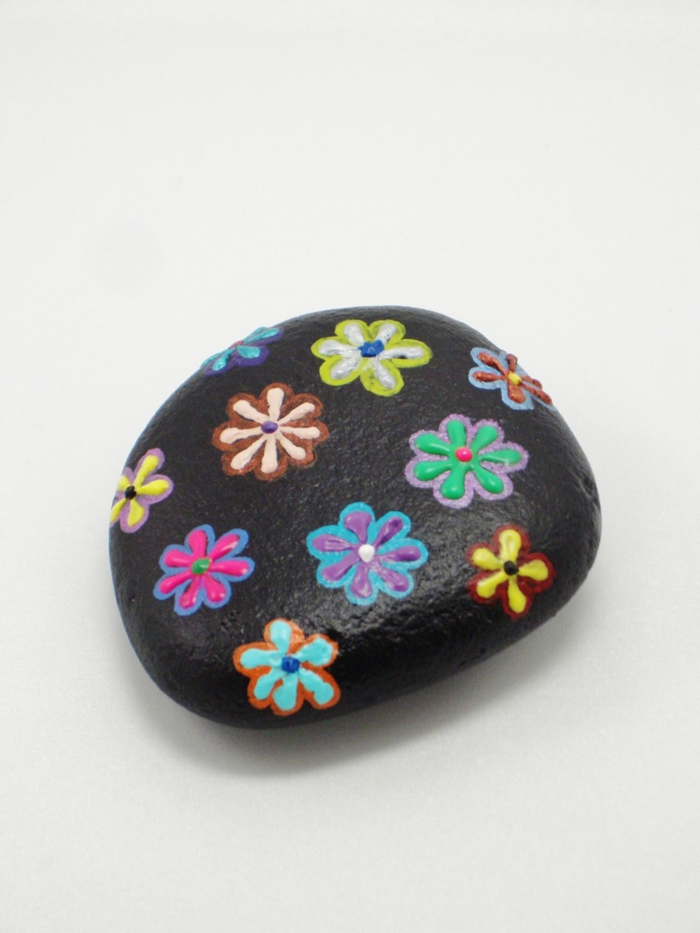 ideas para dibujar, manualidad fácil, piedra plana cubierta de pintura negra con flores de diferentes colores