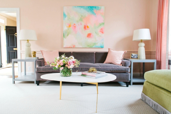 salon en colores pastel, pintura para paredes, pared en rosado con cuadro colorido, sofá morado grisáceo, mesa blanca moderna, alfombra y jarrón con rosas