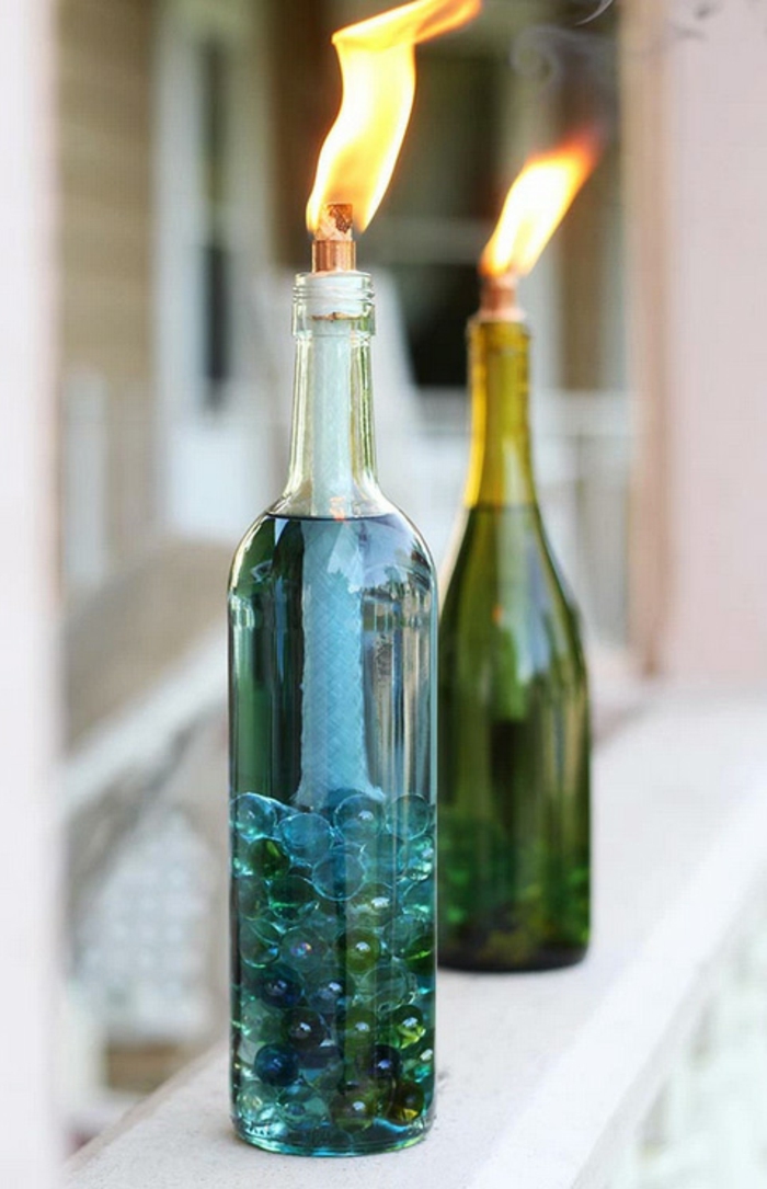 interesante idea con botellas de vino reutilizadas, botella de cristal con vela, botella dibujo para decorar el hogar