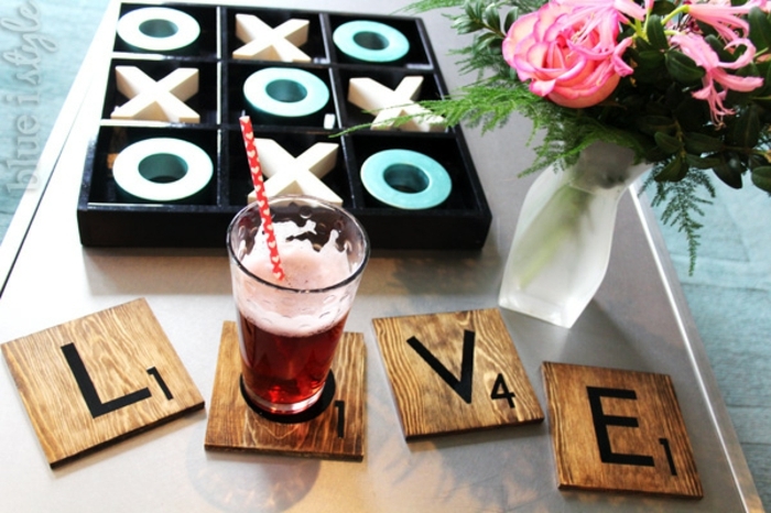 bonita sorpresa para el día de los enamorados con trozos de madera con letras y números, regalo sorpresa para tu pareja 