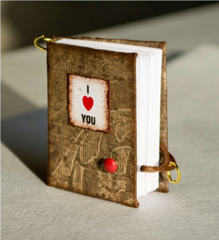 mini libro de amor hecho a mano, ideas para san valentin, manualidad con papel, cartón y metal, cubierta con aspecto antiguo